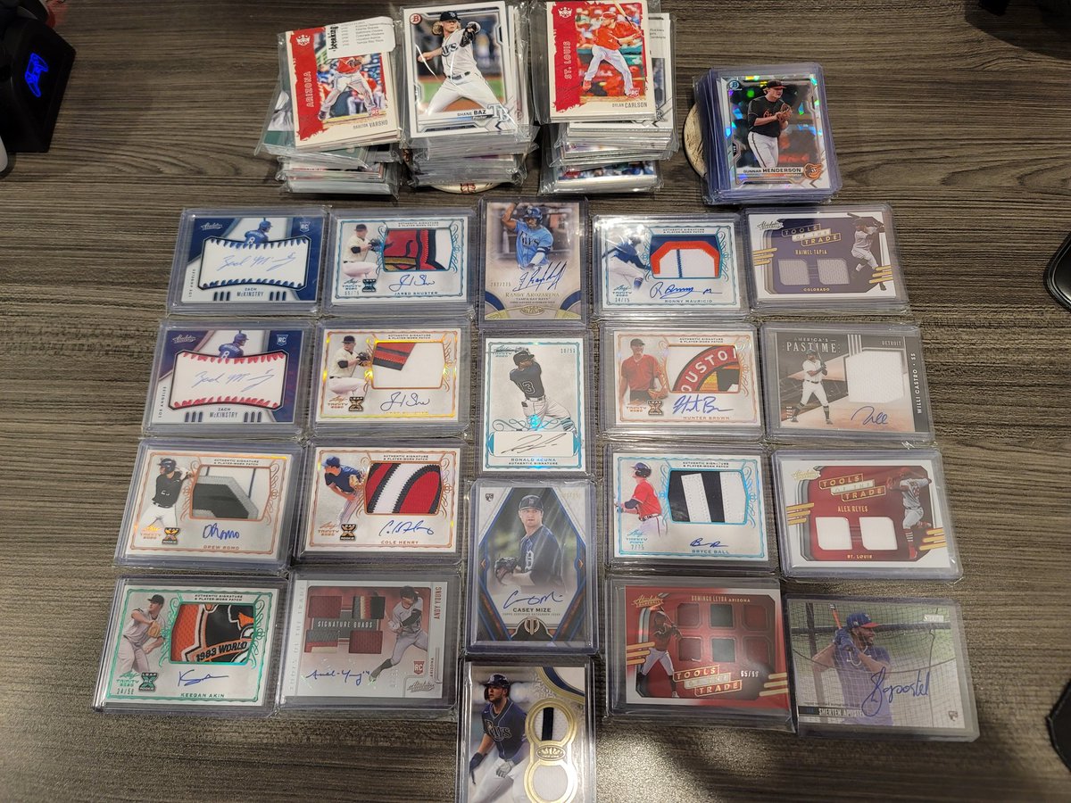 yroc1313's tweet image. Hard to get all of these hits in one pic!!!  @BreakingCompany mail day hits hard after a long week!!  Look at all of those patches!!  Also hiding in there is an Acuna, Mize and Arozarena auto.