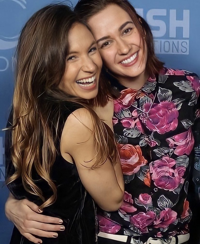 EarperJ's tweet photo. Super missing these two right now 🥰 #WynonnaEarp #BringWynonnaHome https://t.co/VizBtrArlM