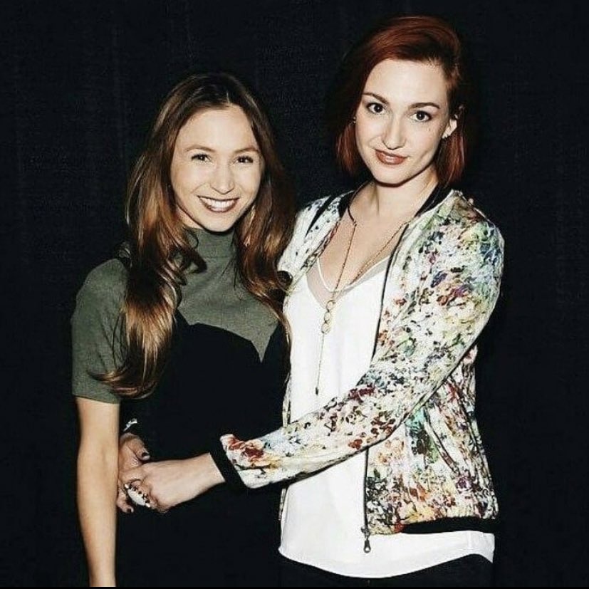 EarperJ's tweet photo. Super missing these two right now 🥰 #WynonnaEarp #BringWynonnaHome https://t.co/VizBtrArlM