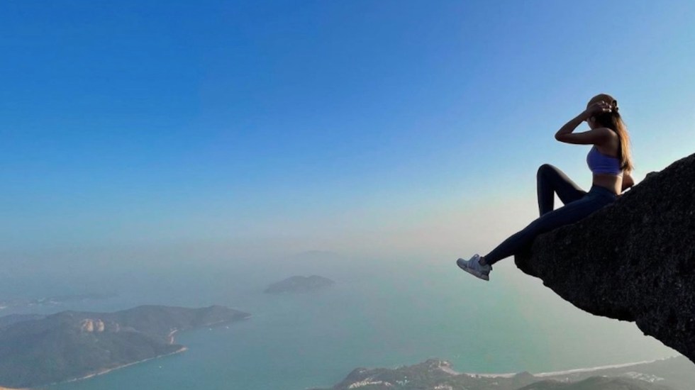 Todo por tomarse una 'selfie'. 

Esta joven influencer murió tras caer de un acantilado al intentar tomarse una fotografía

bit.ly/3xNZg5I