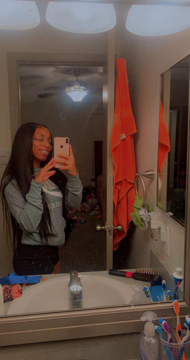 itskrisssi's tweet photo. #WhosWhoAtUTA 
#whatstheplay

* Krissi 🦋

* From Houston Tx 🏡

* Sophomore &amp; Nursing major 🩺

* BSA Co-Fundraiser chair ✊🏽
* NACWC Fundraiser chair 💜
* W.O.G Event Coordinator ✨

* Fun Fact: Newest hobby is doing sudoku 🧩 https://t.co/dY9NCeF7TV