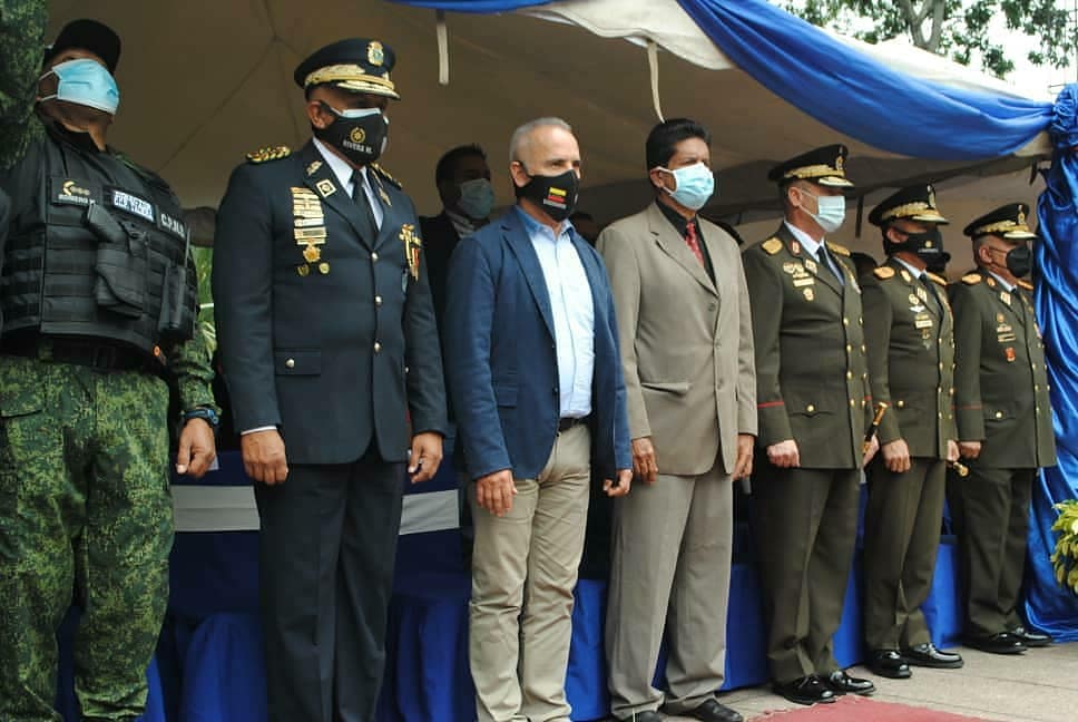 FreddyBernal's tweet photo. Yo soy policía de nacimiento, de corazón y he dedicado mi vida a la función policial al igual que los hombres y mujeres que pertenecen a los cuerpos de seguridad de esta entidad enfrentando duras batallas, garantizando así que Táchira continúe siendo un estado de Paz. 2/2 https://t.co/12m03SnEmS