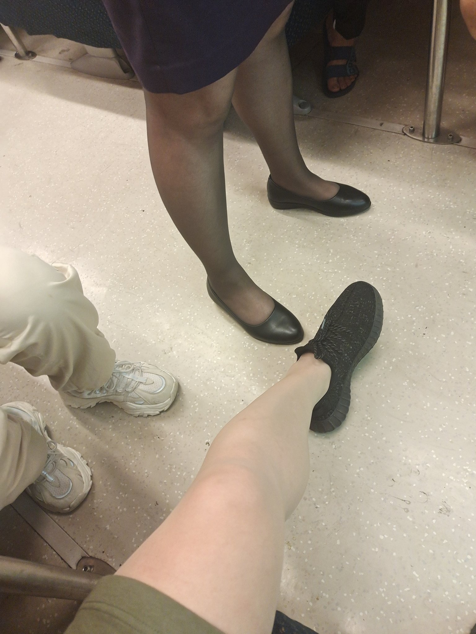 心缘on X: 丝袜短裤坐高铁，和丝袜乘务员来合影一下吧。 t.coTxLa0AlEi7  X