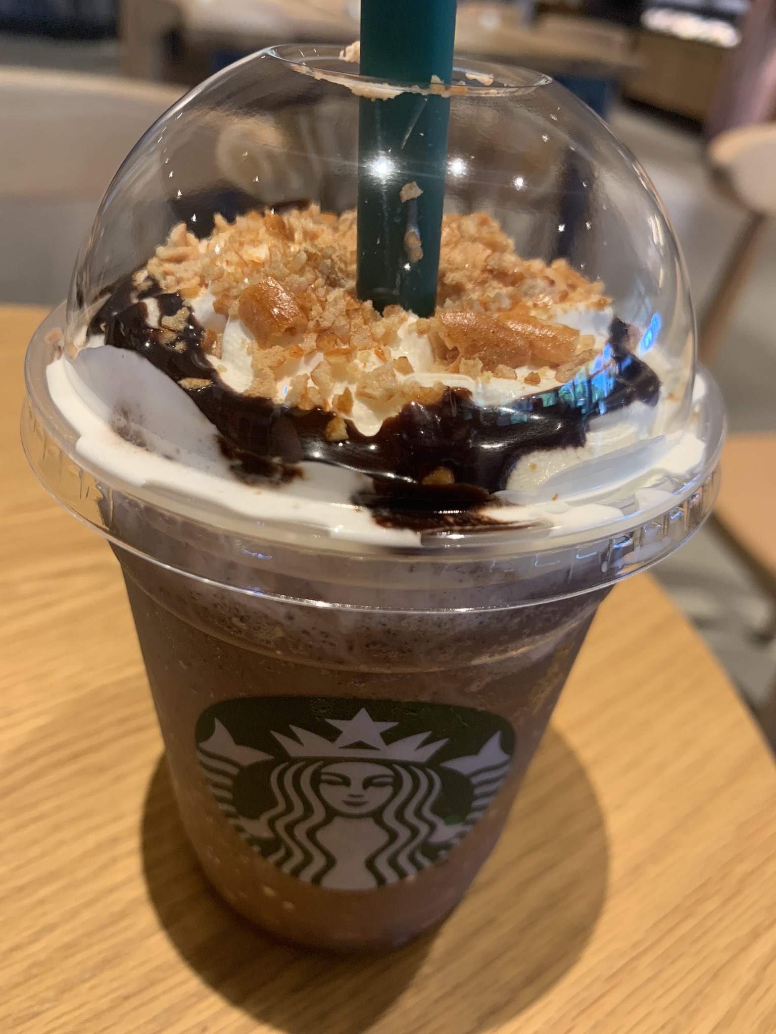 Gruidae Turtle より攻撃的に スタバのお姉さんに勇気を出して言ってみた この柿の種は 亀田製菓ですか 浪花屋ですか スタバのお姉さんは 優しい笑顔で うーん どっちだったかなぁ 忘れちゃいました その笑顔に朝から癒されました スターバックス