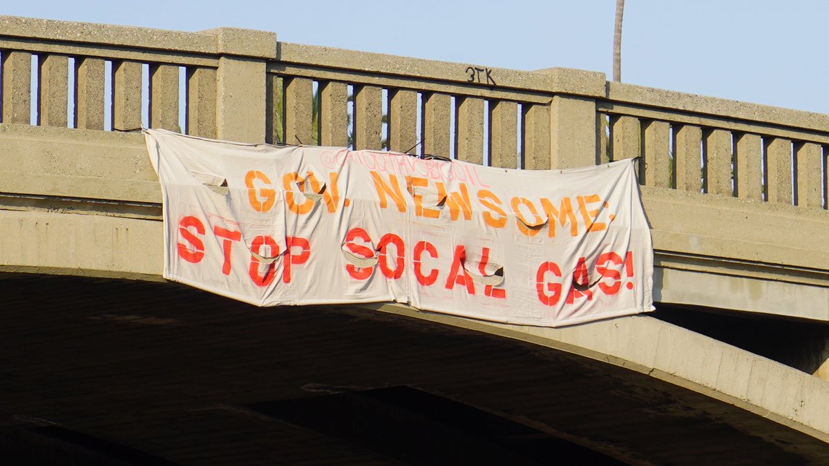 RealFoodNagy's tweet photo. CA youth dropped banners in solidarity with Ventura against the proposed expansion of the SoCal Gas plant next to an elementary school. @SoCalGas: Ventura is #NotYourSacrificeZone. 

@GavinNewsom: #StopSoCalGas expansion and fossil fuel projects across CA! https://t.co/3g7qpTt3TX