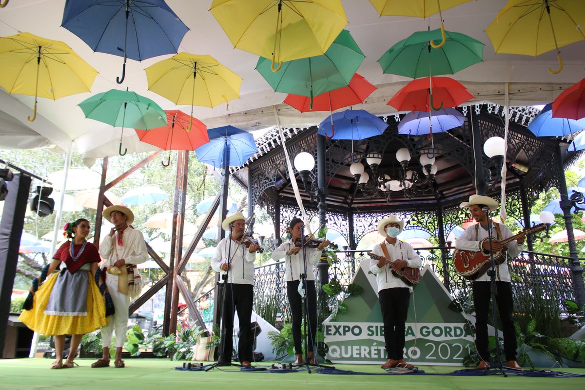 Hugo_BurgosG's tweet photo. Hoy comenzó en Jalpan, la Expo Sierra 2021. Una vitrina para conocer lo mejor de la artesanía, los destinos turísticos, la gastronomía y la cultura de esta región de nuestro estado. Si tienes oportunidad, visítala este fin de semana en el jardín principal. https://t.co/cNb34k3KU5