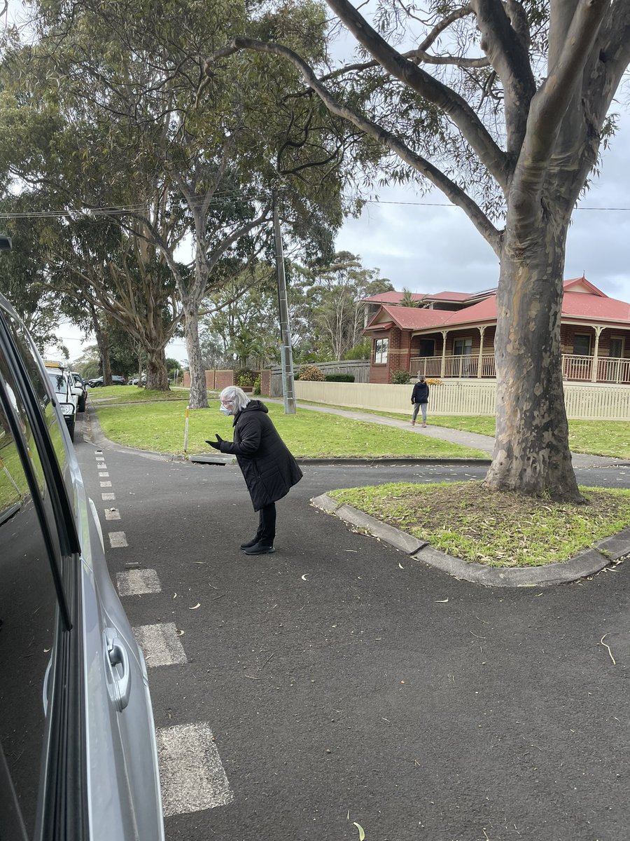 Hats off to Jan Child, CEO of @BassCoastHealth, who is out fronting the long line of cars queuing for testing in Cowes to reassure and explain the reasoning behind the delays. Leading from the front at this challenging time @VictorianCHO @abcmelbourne @BassCoastNews #basscoast