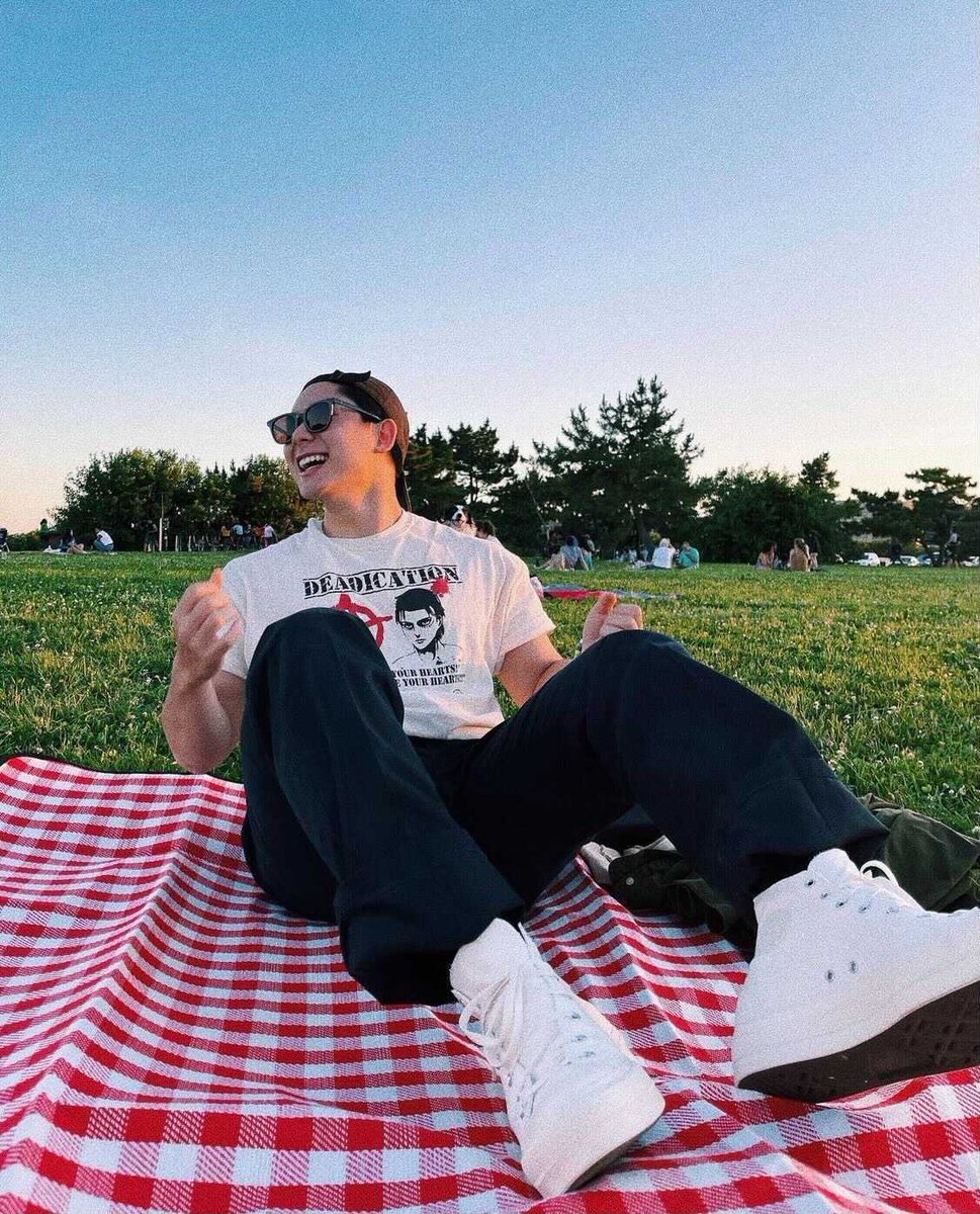 LiveTheRixey's tweet photo. Livin' life where the grass is greener. 🌱 

Picnic at Gravelly Point, anyone?

IG 📸 : leejunsuh #repost https://t.co/QMRr7mPVuZ