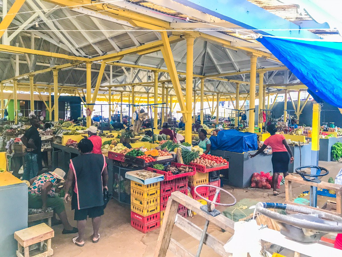 Someone did the impossible and got ALL the vendors in Brown’s Town off the street and sidewalks and into the market. It is a job well done and whoever is responsible should be commended.