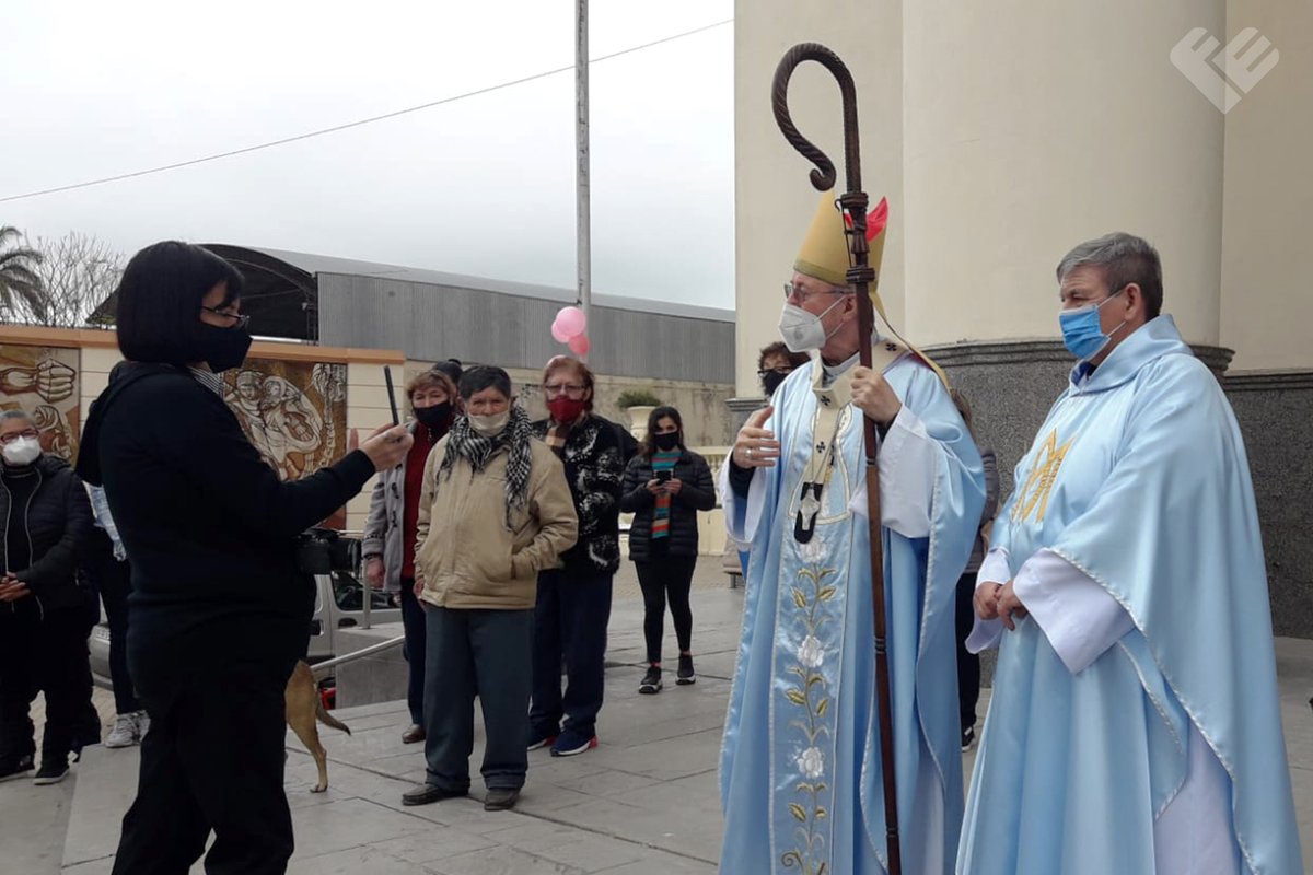 Programa_FE's tweet image. #ProgramaFE estuvo presente hoy en el 121 aniversario de la coronación pontificia de la Virgen de Itatí. Agradecemos a toda la comunidad por recibirnos y permitirnos vivir bien desde adentro esta hermosa celebración.