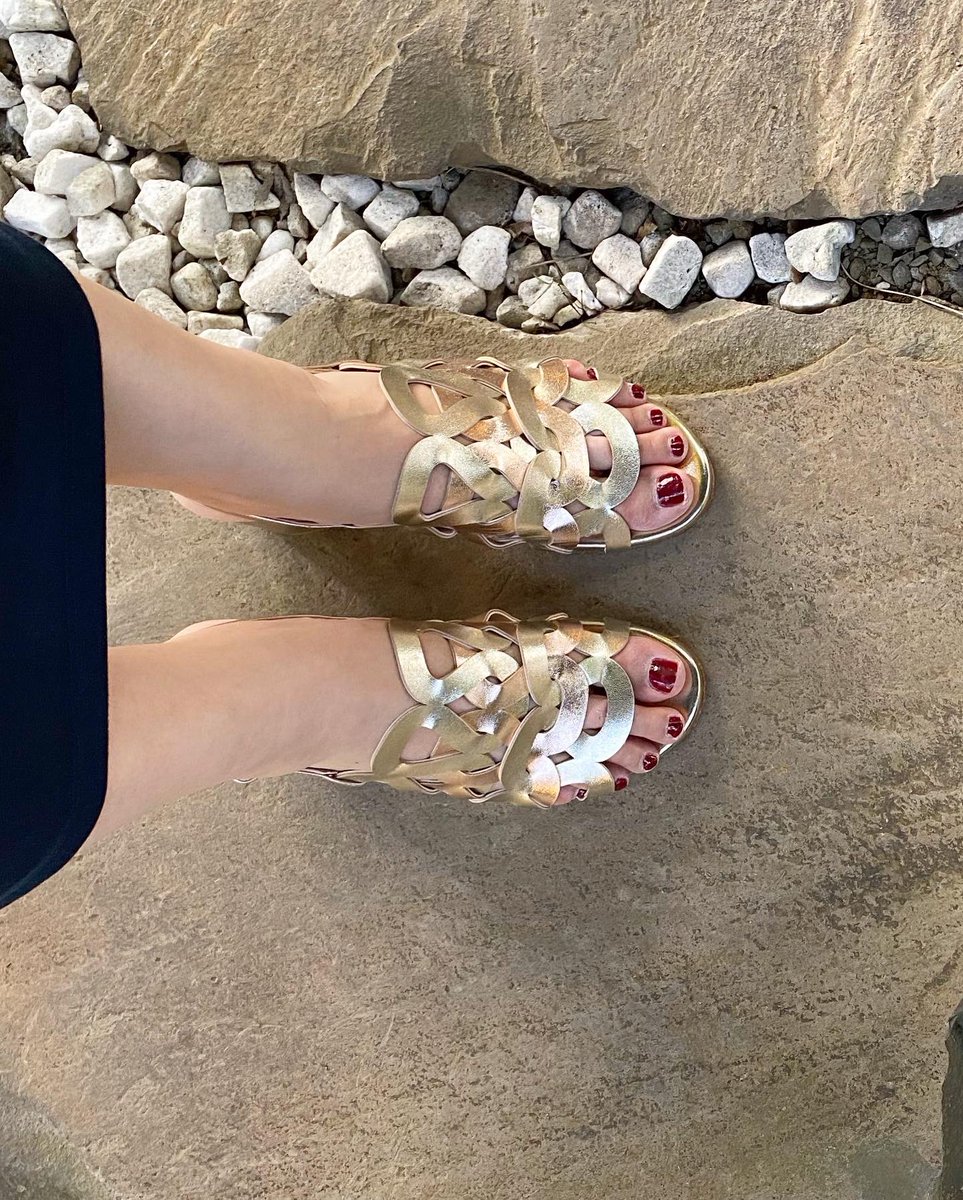 ワンピースは、後ろで結ぶと背中開きデザインになります♪
靴は最近のお気に入り❤︎
トレンド＆エレガンスミックスのイタリアンブランドです🇮🇹

onepiece.. @bananarepublic_jp 
shoes... <a href="/albanoshoes/">Albano</a> 

#骨格ストレート