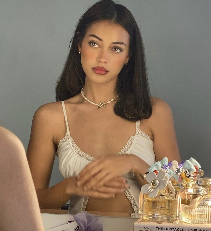 astridween's tweet image. Admirando mi belleza 🌝