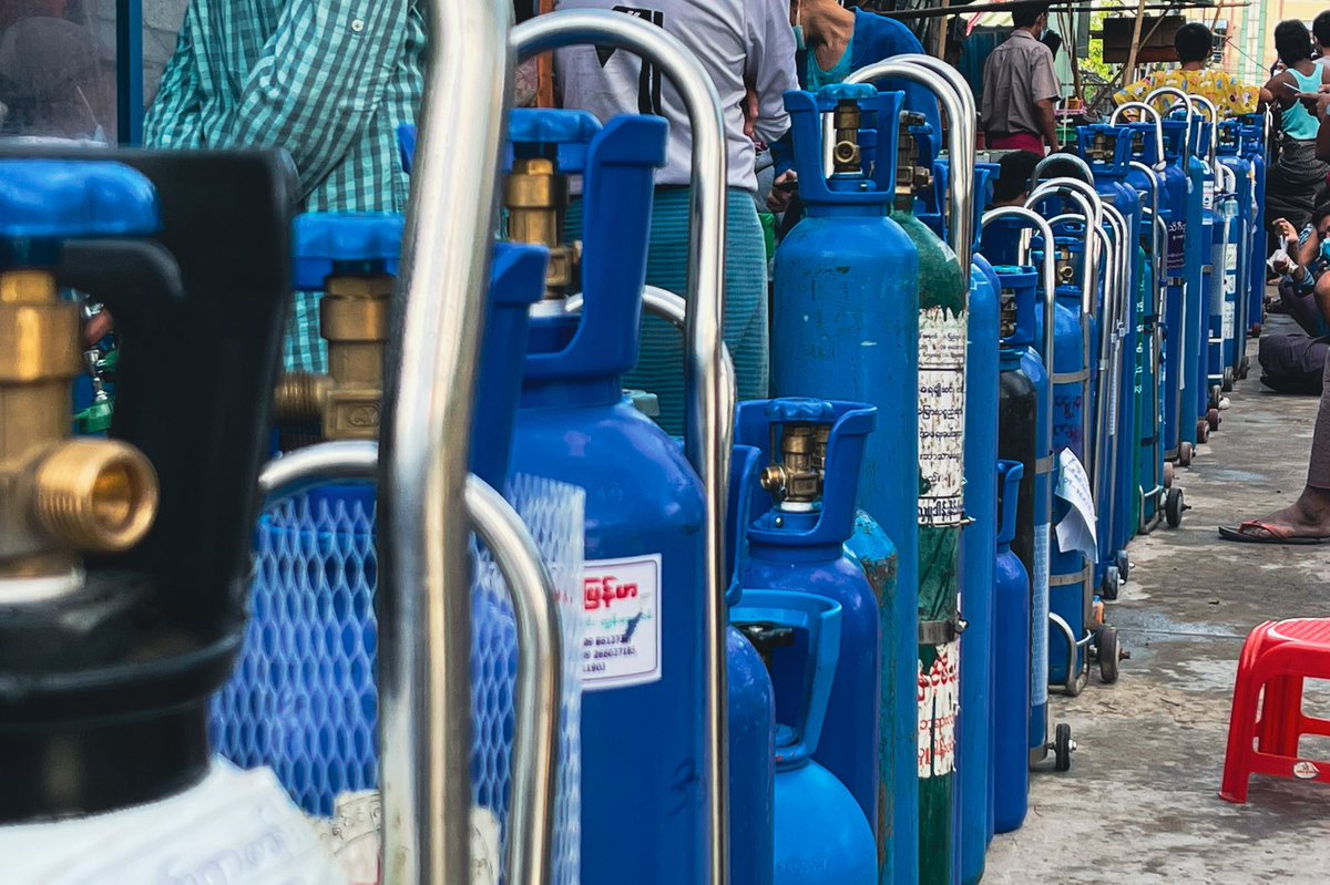 Took these pics of people lining up with their Oxygen tanks to refill oxygen canisters at a charity place in #Yangon this morning. Oxygen shortage during #COVID19 is another crisis in the country where the #BurmaCoup is. More on my IG cape_diamond. 

#WhatsHappeningInMyanmar