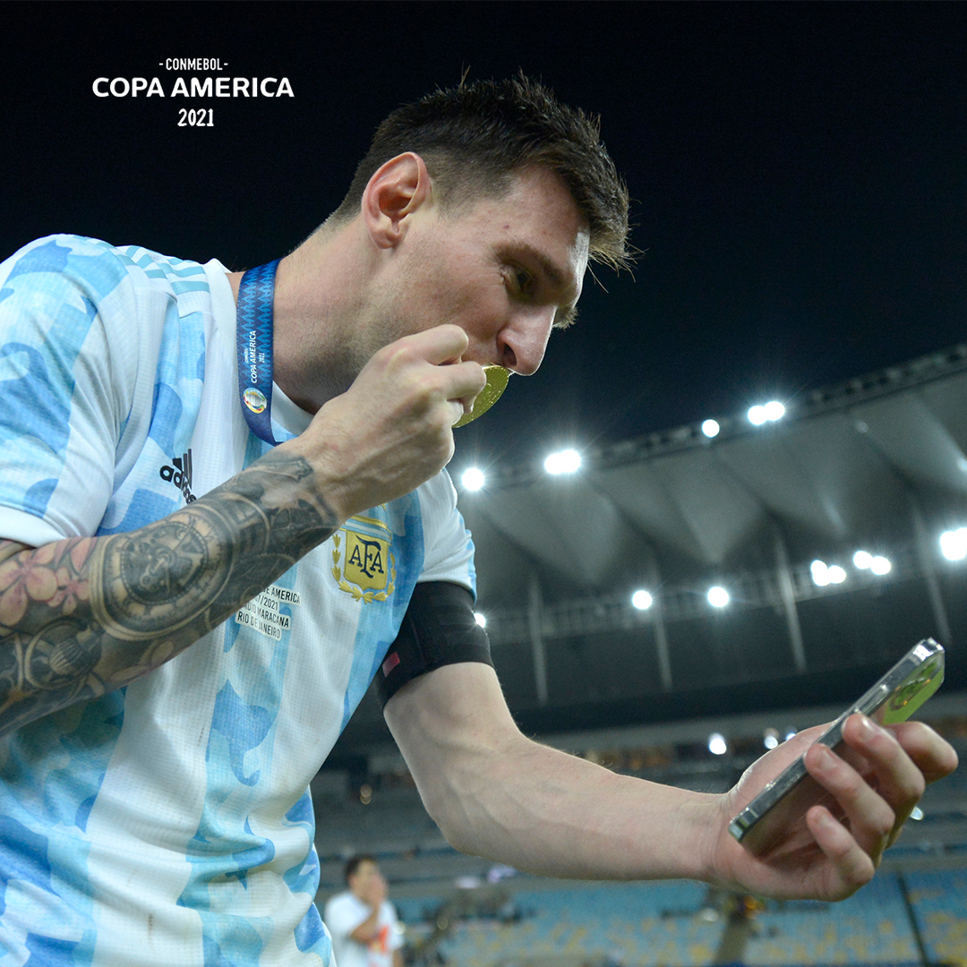 CopaAmerica's tweet photo. ¡SIGUEN DE FESTEJO! 🎉🇦🇷​

Hace exactamente una semana Argentina conseguía levantar la Copa América 🏆 tras 28 años y en el Maracaná 🏟️. ¡Siguen eufóricos! ​

#VibraElContinente #CopaAmérica https://t.co/0245nE2C8S