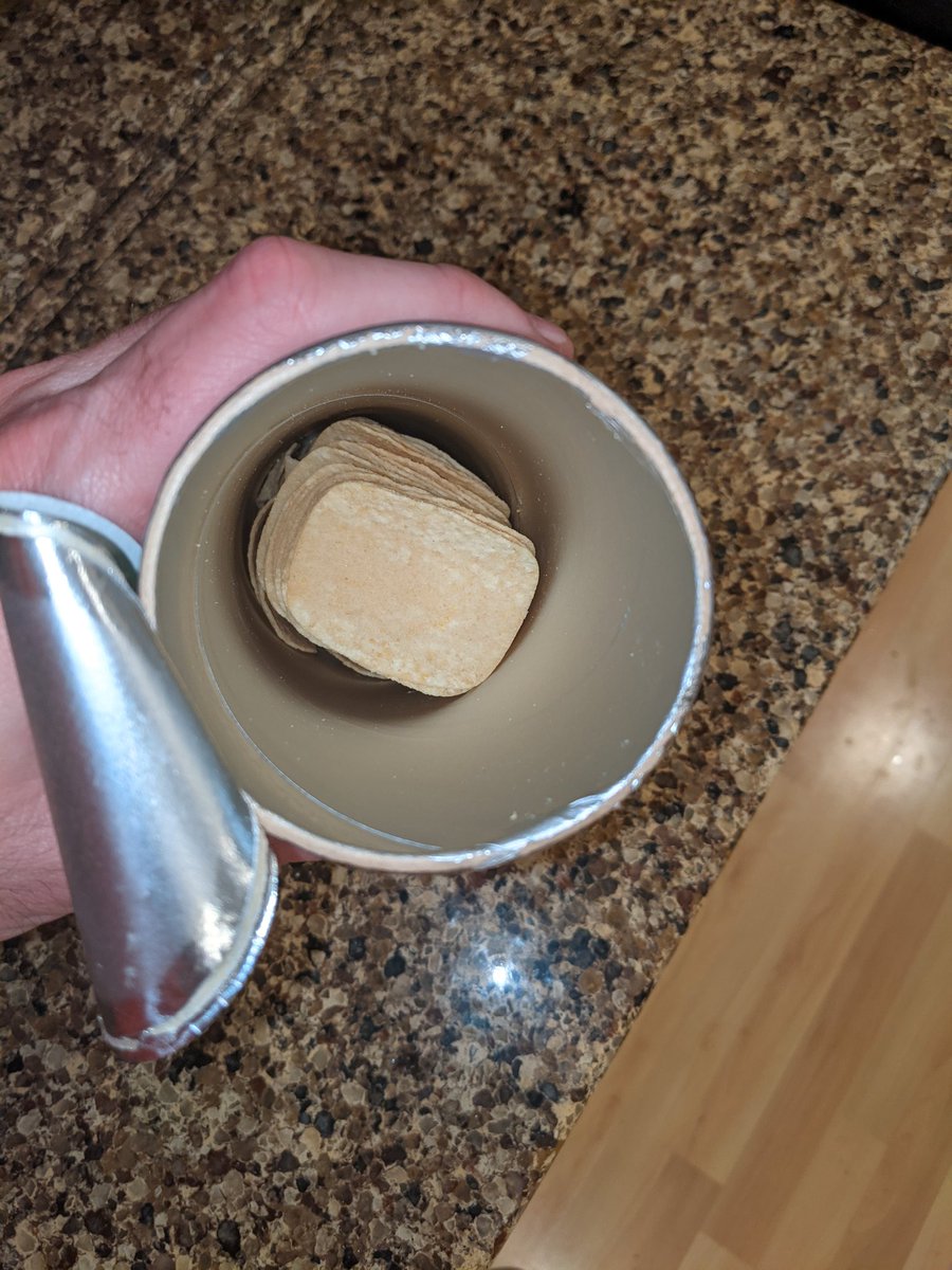 JoGroWo's tweet photo. I realize they're probably packed but weight, but c'mon @AldiUSA  #HalfAStack https://t.co/nFfopoGcJv