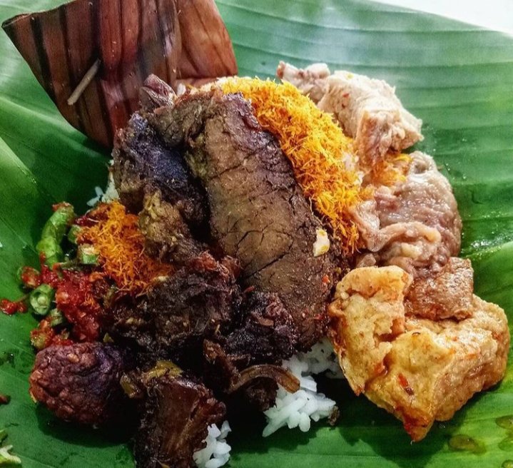 ~ NASI PUNEL

2015, Ketika ikut nonton pencatatan rekor MURI di Pasuruan.

Nasi lembur menggumpal beralas daun, sayur klomotan, tahu bali, trancam, serundeng, empal daging, paru goreng, krecek, botok...
Enak tenan 👍

Bangga kuliner Nusantara

Selamat pagi 🇮🇩