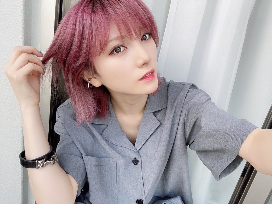 Akb48岡田奈々 濃いめの ピンク髪 公開 ピンクなぁちゃん可愛い とてもお似合いです Oricon News