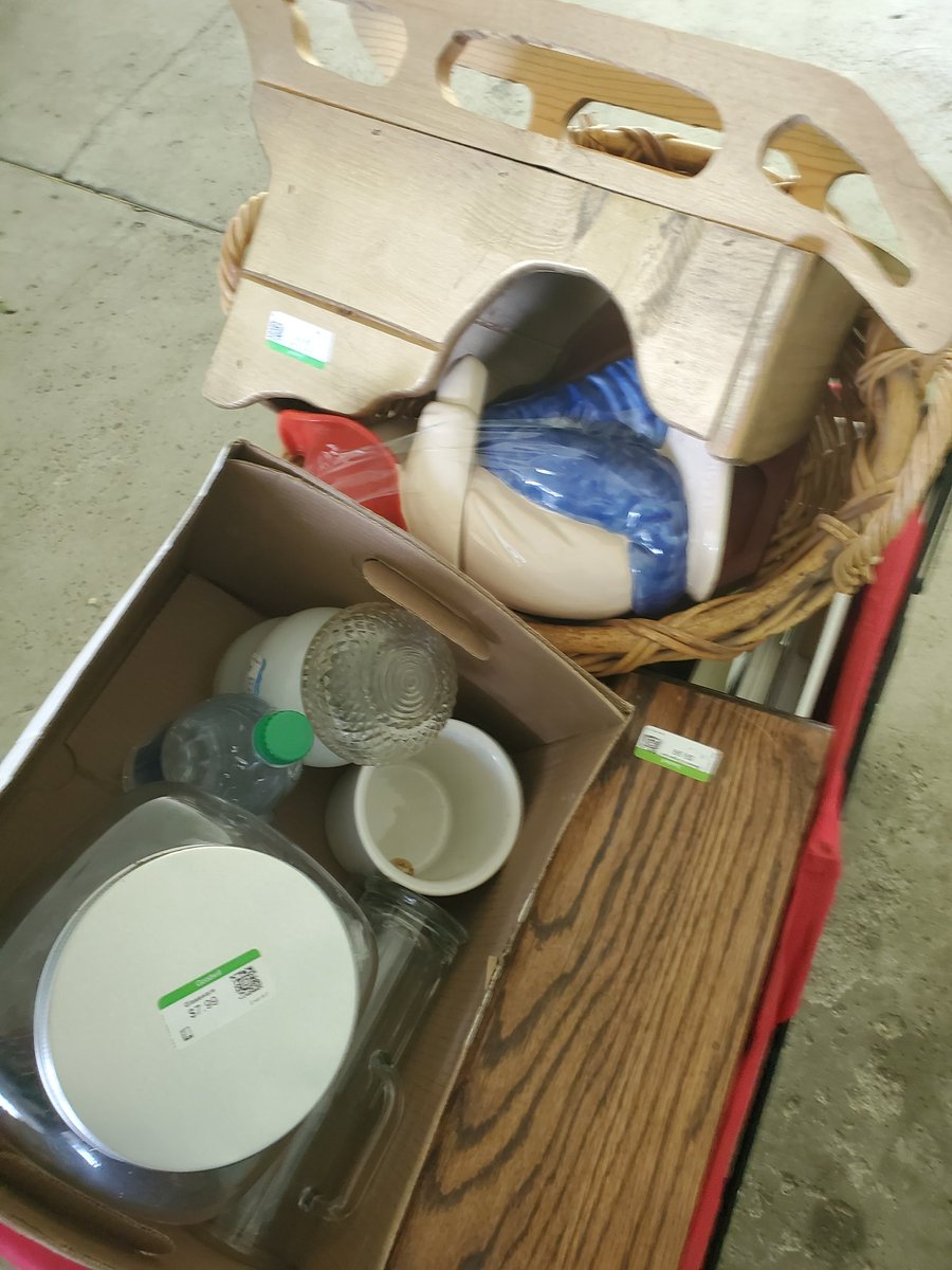 UnderDeSameSky's tweet photo. Dragged my husband to two Goodwills today ๐จ๐ปโ๐ซ๐ธ๐
#vintagefinds #picker #pickerslife #cooljunk https://t.co/pqrWSnIot9