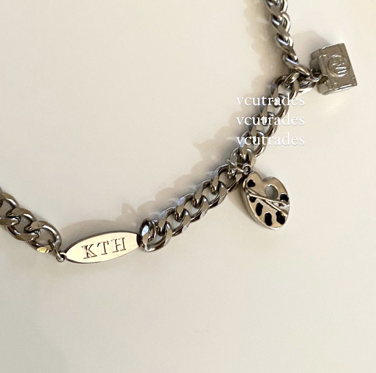 vcutrice's tweet photo. WTS | fanmade merch by PPC
> $30 tracked
> tae core cuban chain silver necklace
> total length: 45cm
> adjustable extender: 5cm
-
> paid for $40
> only worn for the photo
> USA only, unless willing to pay extra for ww shipping
-
#wts #wtsbts #taecore https://t.co/WP1YK0T83Y