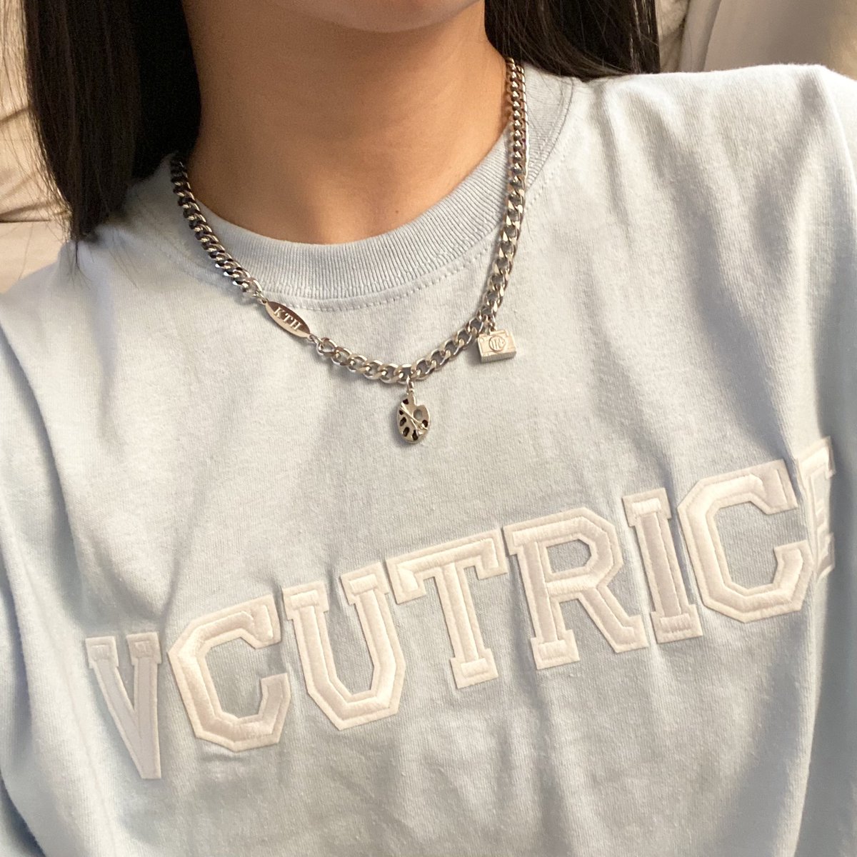 vcutrice's tweet photo. WTS | fanmade merch by PPC
> $30 tracked
> tae core cuban chain silver necklace
> total length: 45cm
> adjustable extender: 5cm
-
> paid for $40
> only worn for the photo
> USA only, unless willing to pay extra for ww shipping
-
#wts #wtsbts #taecore https://t.co/WP1YK0T83Y