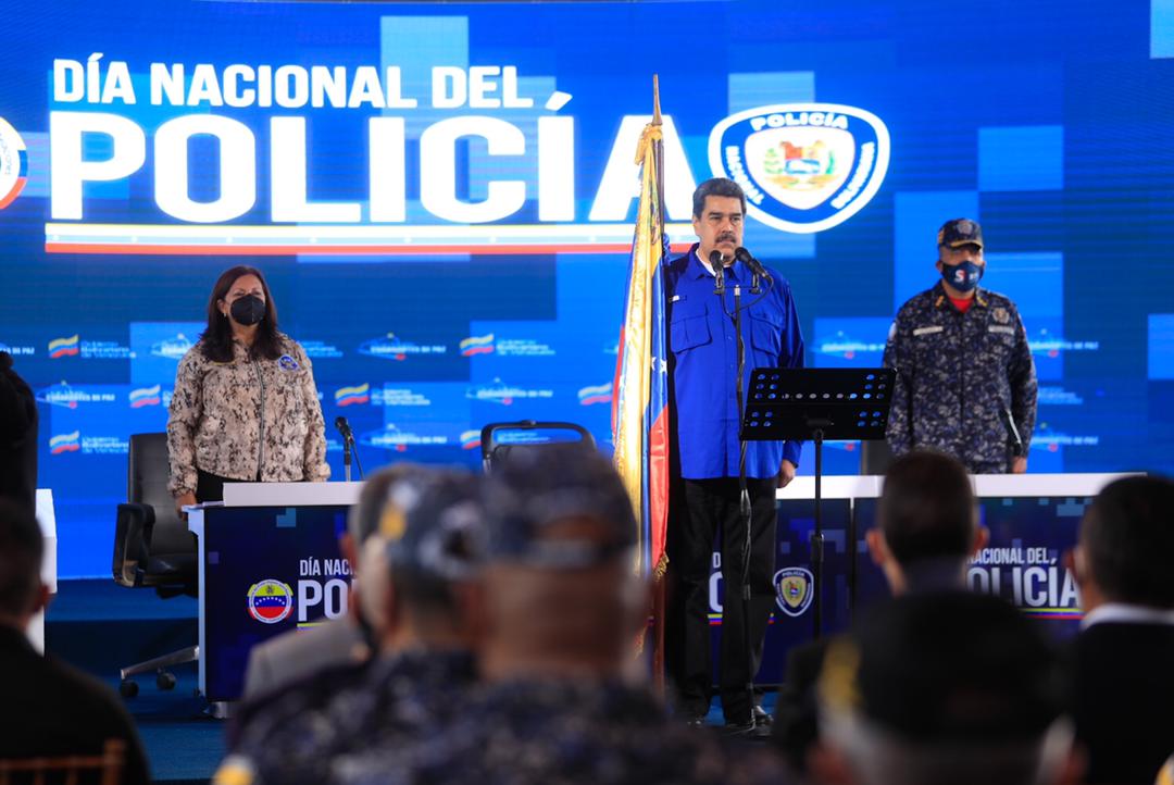 NicolasMaduro's tweet photo. Hermoso acto de graduación de 4 mil 193 nuevos policías a nivel nacional, estadal y municipal, egresados de la UNES. Es la siembra auspiciosa de conocimiento, de valores y la cosecha grandiosa para la seguridad y la Paz de la Patria. ¡Felicitaciones a todos y todas! https://t.co/kub98CKycx