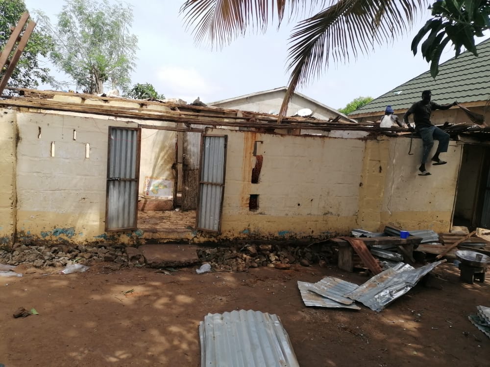 AbdoulieFye's tweet photo. As am hearing thunderstorms and seeing the lightings, I totally lost sleep and became restless. My whole mind goes to those my fellow human beings affected by the recent Windstorms who are struggling 24/7 round the clock trying to put a roof over their heads and live in dignity https://t.co/DDw7ZlBoyM