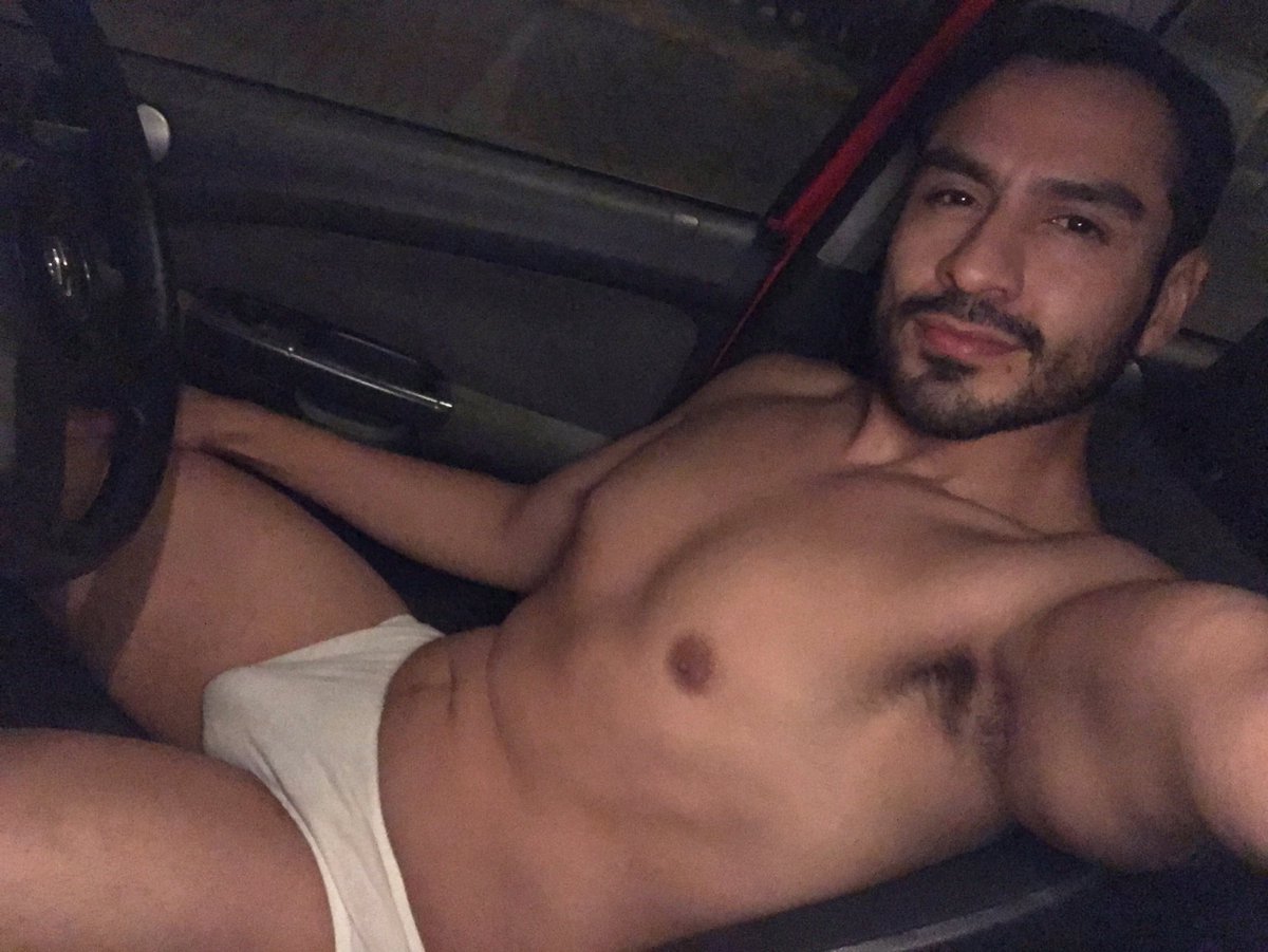 soloRudolf's tweet photo. De cuándo me llovió y tuve que manejar sin ropa. 😛 https://t.co/pXa3rK39oN