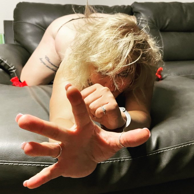 I&rsquo;m handcuffed and reaching for you. 🖤🖤🖤 https://t.co/xWV7hdHwjx<a href="/tag/frosting"class="tags"><span>#frosting</span></a><a href="/tag/onlyfans"class="tags"><span>#onlyfans</span></a><a href="/tag/girlsofonlyfans"class="tags"><span>#girlsofonlyfans</span></a>