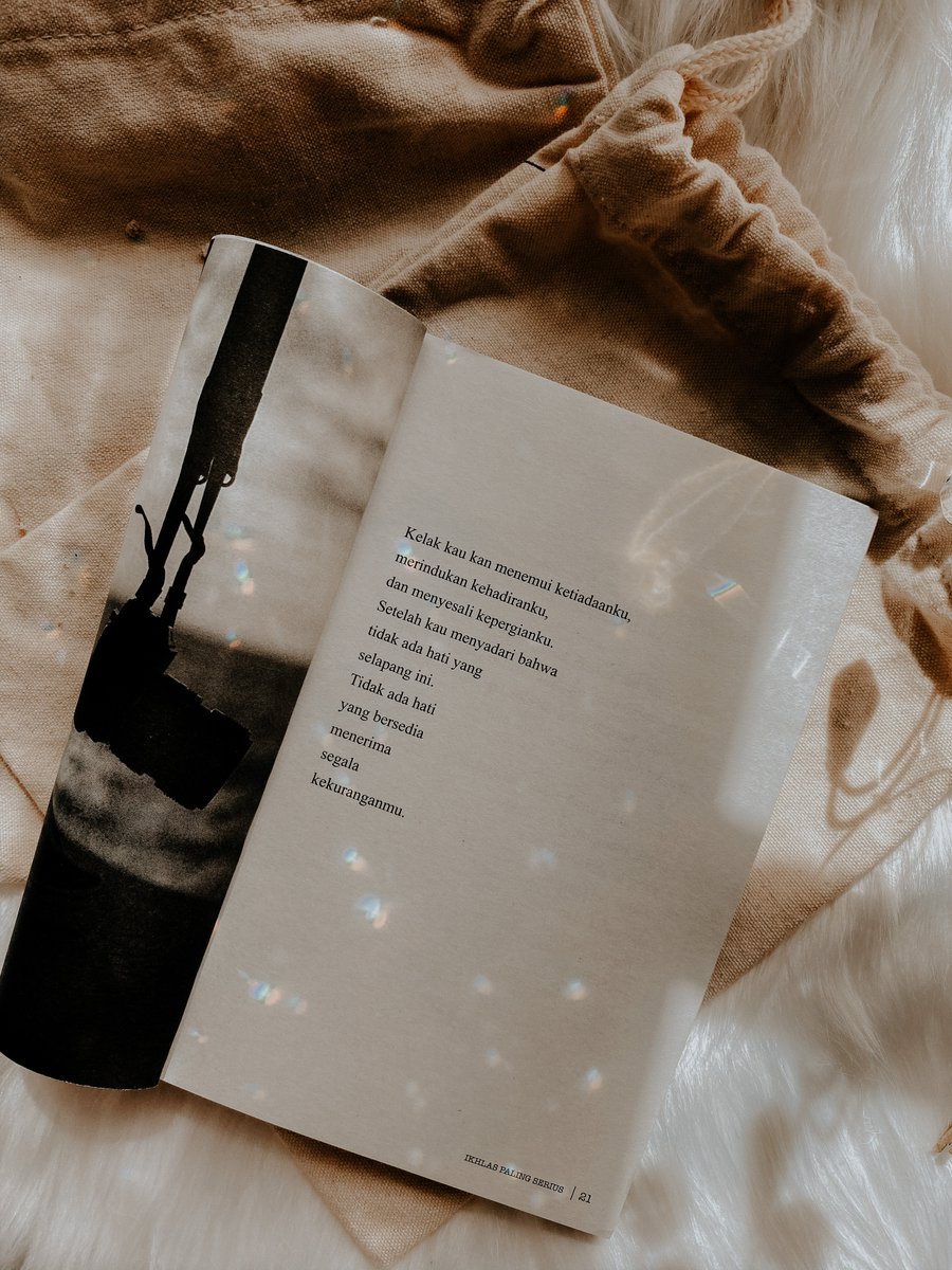 NukilanBiruni's tweet photo. 2. Ikhlas Paling Serius

Buku ini mengajakmu ikhlas untuk melepaskan; menerima luka, dan berbaik hati kepada diri sendiri, dengan cara itu kamu bisa bahagia. 

"Kelak kau kan menemui ketiadaanku,
merindukan kehadiranku,
dan menyesali kepergianku.." https://t.co/B6PF9GPjeD