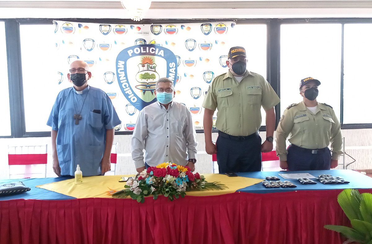 PedroDuarteCh's tweet photo. En el marco del Día del Policía, y de la Virgen del Carmen, asistimos al Acto de Ascensos y Reconocimientos de nuestra Policía Municipal de #Policabimas donde ascendieron 13 funcionarios. Felicidades!
 #GuardianesDePaz 
@NicolasMaduro 
@Visipol_MIJP 
@MIJP_Vzla 
@gestionperfecta https://t.co/WCgW9m0vpW