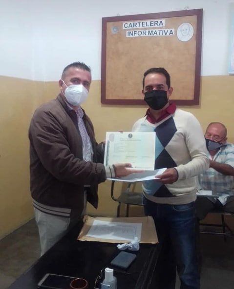 supervisionZET1's tweet photo. #Tachira  jefe de División de Supervisión realiza entrega de formatos de títulos para bachilleres a egresar este año escolar 2020-2021 a los municipios Lobatera y Michelena   @MPPEDUCACION @DGSEMPPE @ZonaEducTachira @charlychaves https://t.co/Svl5hugJZc