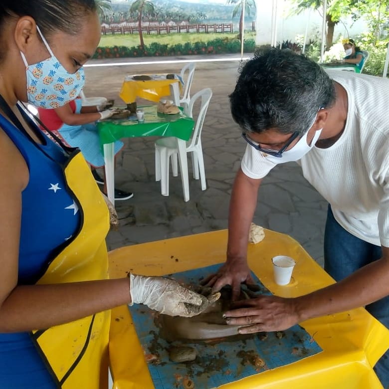 andercharles's tweet image. Hoje tivemos início a nossa oficina de Máscaras e Papietagem, projeto contemplado pela Lei Aldir Blanc, pelo edital Janelas para as Artes, promovido pela FUNCAJU, através do edital LAB Aracaju n ° 04/2020. As atividades estão acontecendo no espaço Mafuá.