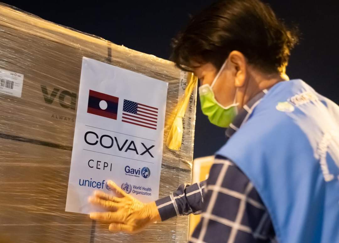 sirotek's tweet image. วัคซีนจอห์นสันแอนด์จอห์นสันถึงลาวแล้วเมื่อคืนนี้ สหรัฐอเมริกาบริจาค 1,008,000 โดสผ่านองค์การอนามัยโลกโครงการ Covax ซึ่งรัฐบาลไทยไม่เข้าร่วม ประยุทธ์เคยระบุว่าเพราะเชื่อว่าจะได้วัคซีนไม่ดีเท่าที่ไทยหาเอง

ภาพจากสถานทูตสหรัฐประจำกรุงเวียงจันทน์