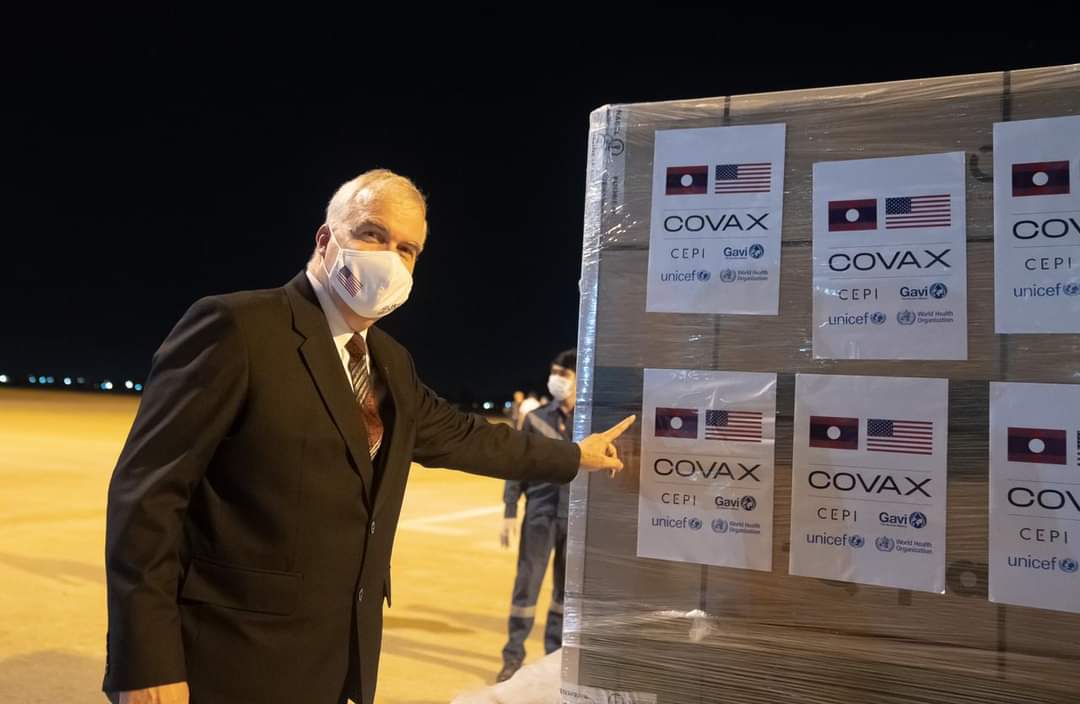 sirotek's tweet image. วัคซีนจอห์นสันแอนด์จอห์นสันถึงลาวแล้วเมื่อคืนนี้ สหรัฐอเมริกาบริจาค 1,008,000 โดสผ่านองค์การอนามัยโลกโครงการ Covax ซึ่งรัฐบาลไทยไม่เข้าร่วม ประยุทธ์เคยระบุว่าเพราะเชื่อว่าจะได้วัคซีนไม่ดีเท่าที่ไทยหาเอง

ภาพจากสถานทูตสหรัฐประจำกรุงเวียงจันทน์