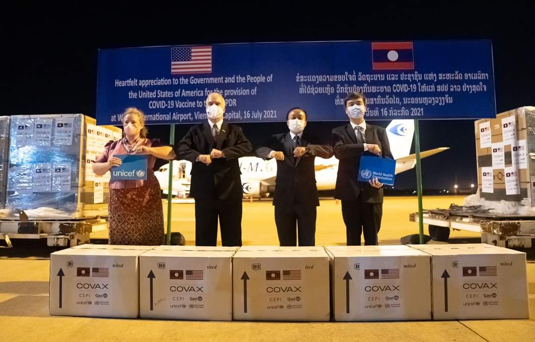 sirotek's tweet image. วัคซีนจอห์นสันแอนด์จอห์นสันถึงลาวแล้วเมื่อคืนนี้ สหรัฐอเมริกาบริจาค 1,008,000 โดสผ่านองค์การอนามัยโลกโครงการ Covax ซึ่งรัฐบาลไทยไม่เข้าร่วม ประยุทธ์เคยระบุว่าเพราะเชื่อว่าจะได้วัคซีนไม่ดีเท่าที่ไทยหาเอง

ภาพจากสถานทูตสหรัฐประจำกรุงเวียงจันทน์