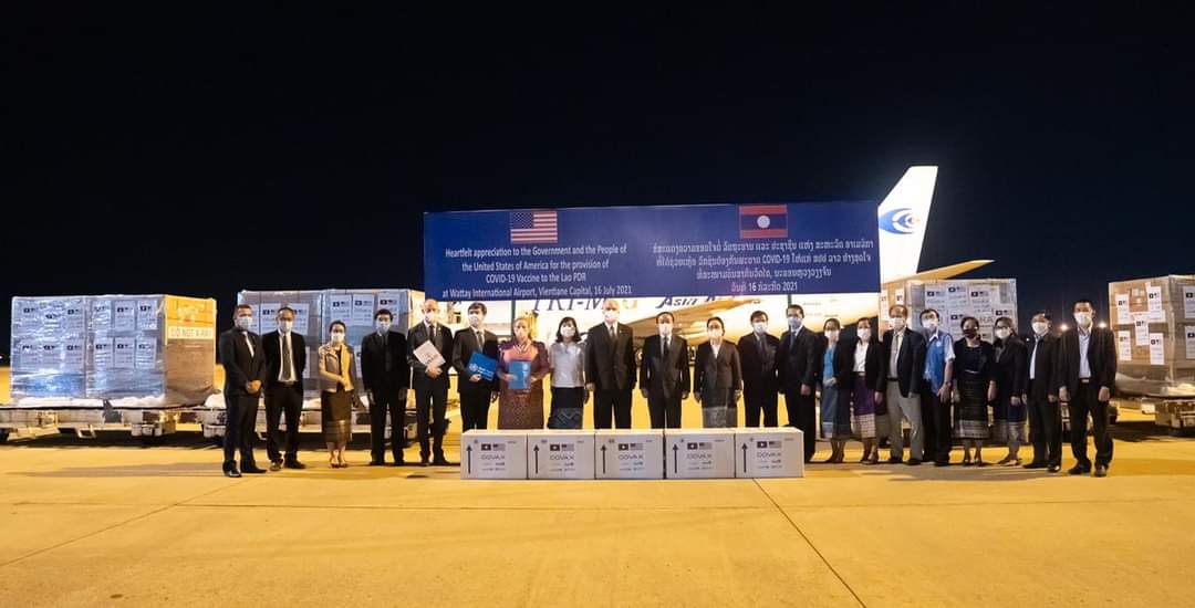 sirotek's tweet image. วัคซีนจอห์นสันแอนด์จอห์นสันถึงลาวแล้วเมื่อคืนนี้ สหรัฐอเมริกาบริจาค 1,008,000 โดสผ่านองค์การอนามัยโลกโครงการ Covax ซึ่งรัฐบาลไทยไม่เข้าร่วม ประยุทธ์เคยระบุว่าเพราะเชื่อว่าจะได้วัคซีนไม่ดีเท่าที่ไทยหาเอง

ภาพจากสถานทูตสหรัฐประจำกรุงเวียงจันทน์