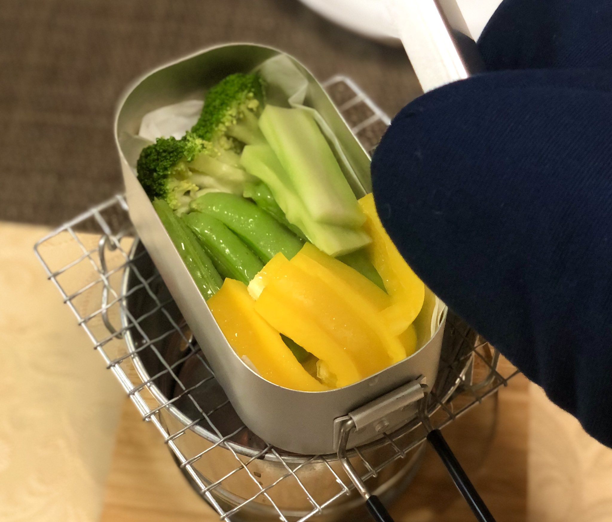 ブリキ太郎 メスティン専用網を使って蒸し料理を作ってみました 豚肉の梅しそ巻き 蒸し野菜 あとソーセージも とってもヘルシー もう 新商品のお試し という本来の目的を完全に見失っております Lll ﾁｰﾝ ソロキャンプ お家キャンプ q