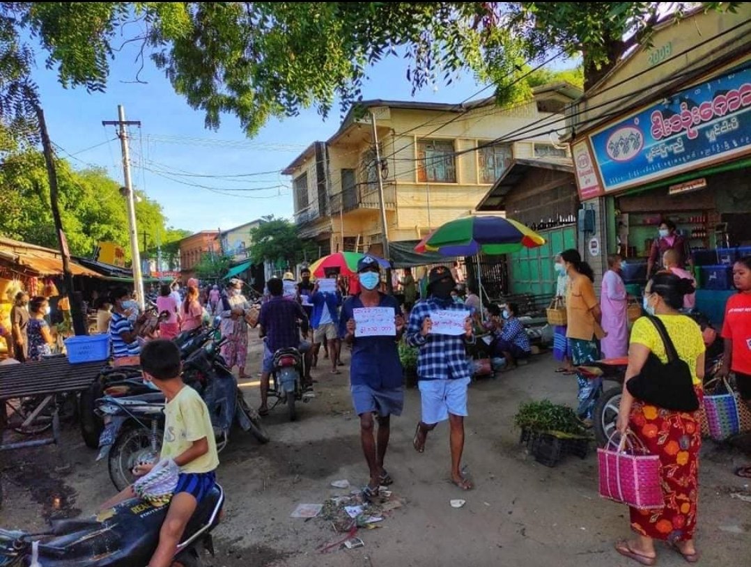 OrderDix's tweet photo. A group of Gen-Z from #Nyaung-Oo staged anti coup guerrilla strike in the market for the immediately fall down of the military dictator.

JUNTA USES COVID AS WEAPONS
#July17Coup
#WhatsHappeningInMyanmar https://t.co/VTyME3AMdG
