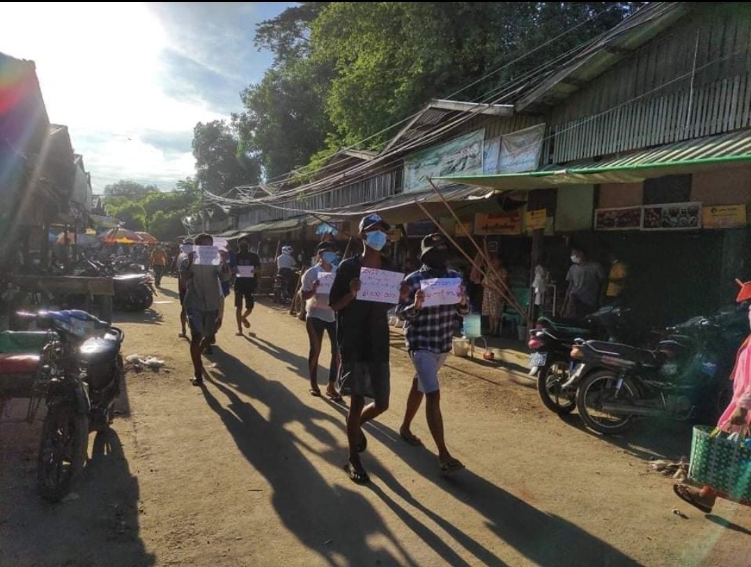 OrderDix's tweet photo. A group of Gen-Z from #Nyaung-Oo staged anti coup guerrilla strike in the market for the immediately fall down of the military dictator.

JUNTA USES COVID AS WEAPONS
#July17Coup
#WhatsHappeningInMyanmar https://t.co/VTyME3AMdG