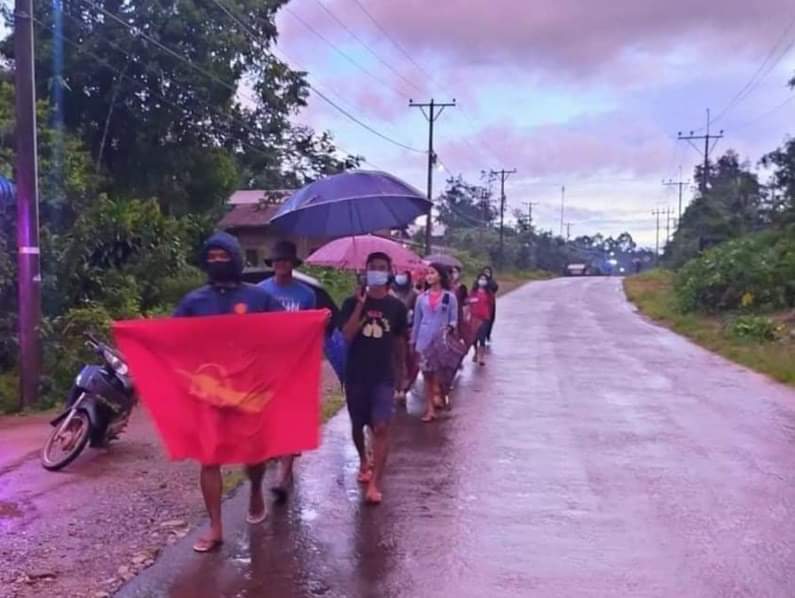 OrderDix's tweet photo. Dawn Strike against Military Dictatorship by residents in #NatSinShaung Village,#LaungLone Tsp. 
JUNTA USES COVID AS WEAPONS
#WhatsHappeningInMyanmar 
#July17Coup https://t.co/Yet2uY4izX