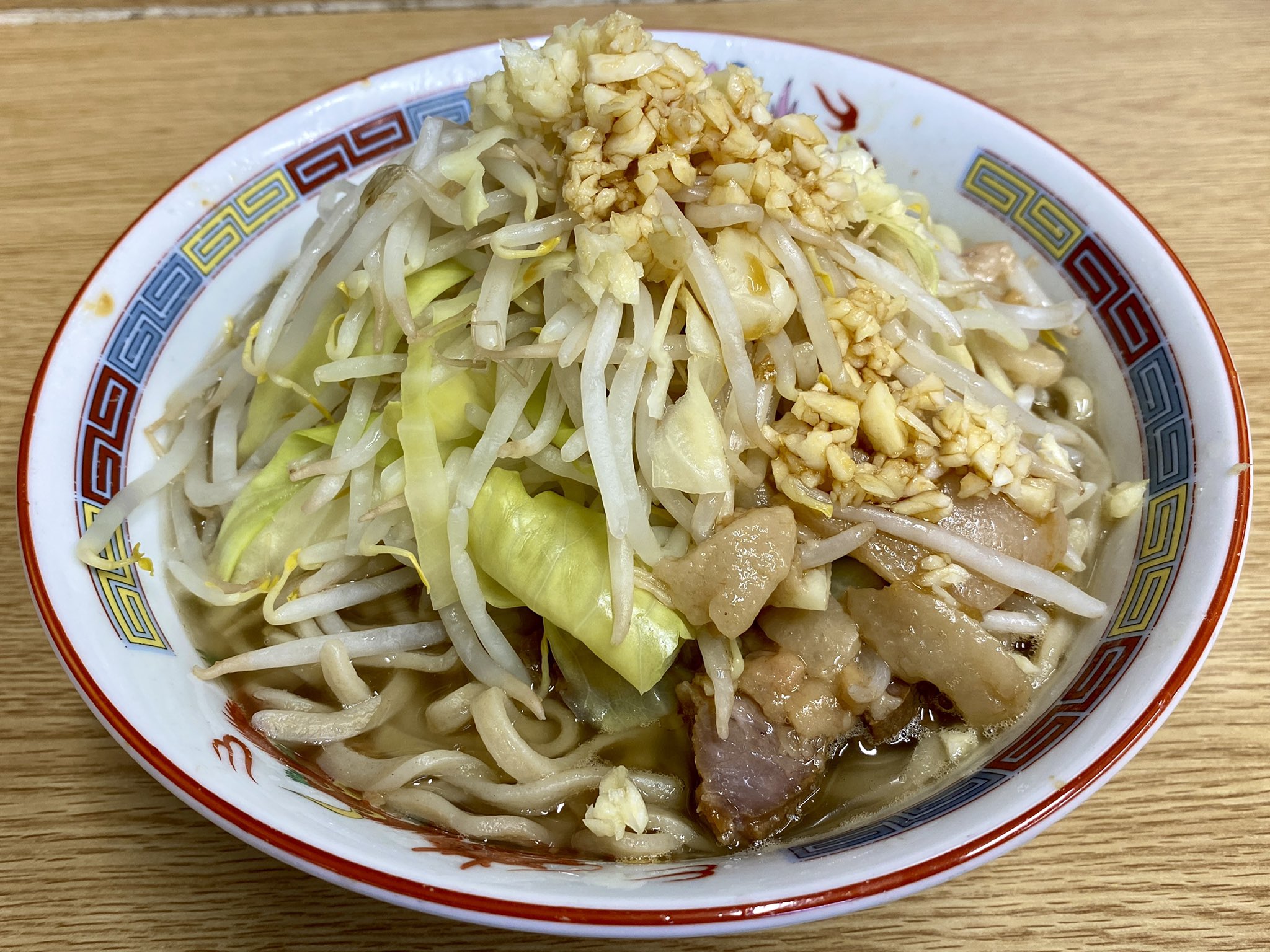Hi Snow 遠征行きたい ラーメン二郎 八王子野猿街道店2 京王堀之内 小ラーメン 麺少なめニンニクアブラ 790円 6月下旬の昼シャッター ブレたのかな めちゃ濃厚なんだけどかなりしょっぱーだった 麺のカタメでちょい好みから外れるかな 前週の