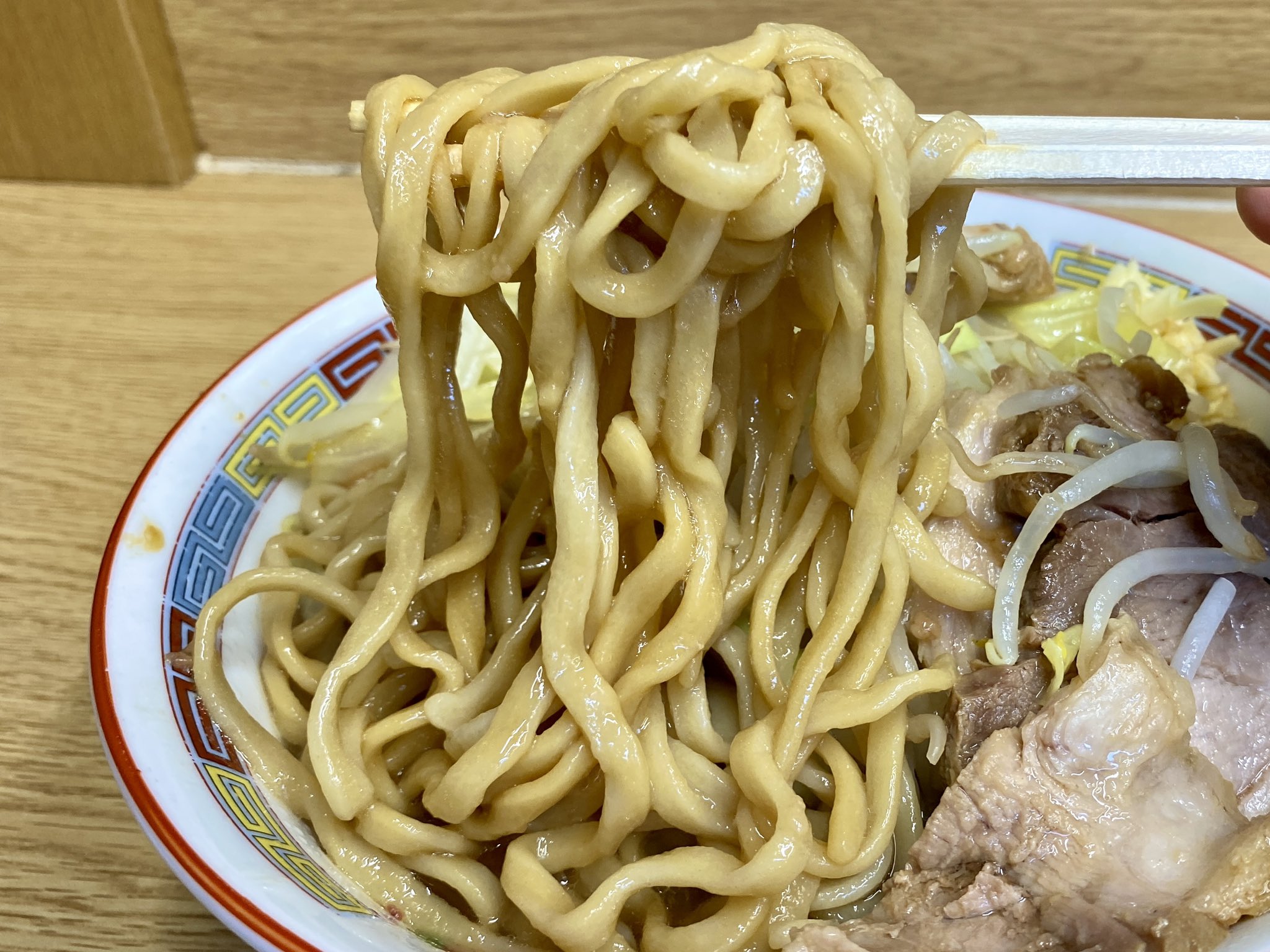 Hi Snow 遠征行きたい ラーメン二郎 八王子野猿街道店2 京王堀之内 小ラーメン 麺少なめニンニクアブラ 790円 6月下旬の昼シャッター ブレたのかな めちゃ濃厚なんだけどかなりしょっぱーだった 麺のカタメでちょい好みから外れるかな 前週の