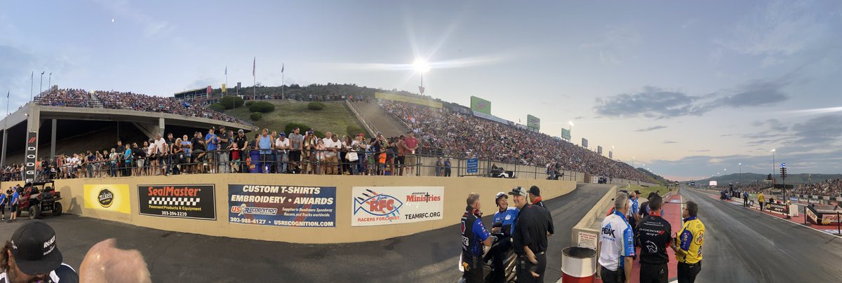 Definitely no shortage of fans here ⁦@Bandimere⁩ tonight for the ⁦@NHRA⁩ nationals . Looking forward to Q1 in a few minutes
