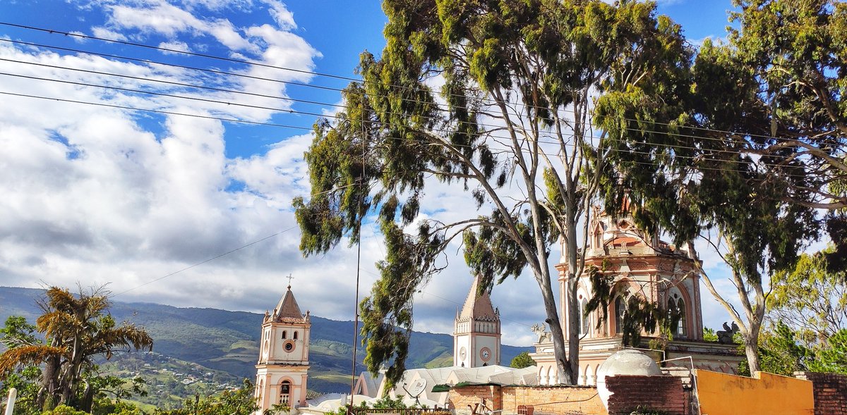 chikicilla's tweet photo. Así se ve la Iglesia de San Pedro en Capacho Nuevo desde otra perspectiva. 🇻🇪

Y al fondo una hermosa montaña andina.

@TochadasVE https://t.co/7uVac4qDhV