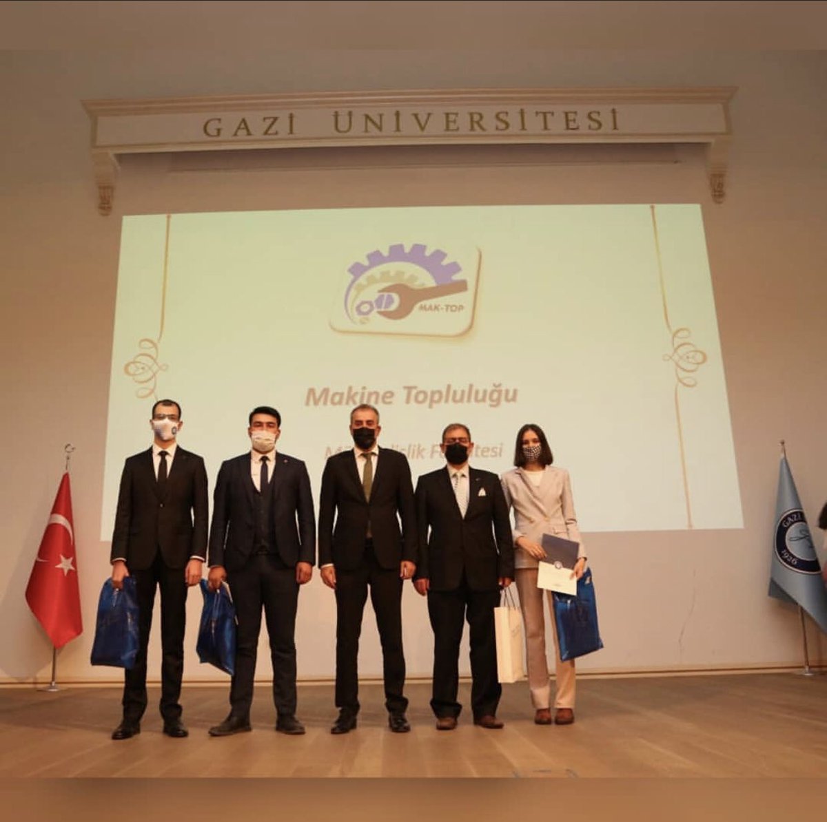 122 öğrenci topluluğunun bulunduğu üniversitemizde MAKİNE TOPLULUĞU olarak 6. en iyi topluluk olarak ödüllendirilmenin mutluluğunu yaşıyoruz. 
Bize bu ödülü layık gören üniversitemize ve her zaman yanımızda olan siz değerli Maktop üyelerimize teşekkür ederiz. <a href="/Gazi_Universite/">Gazi Üniversitesi</a>