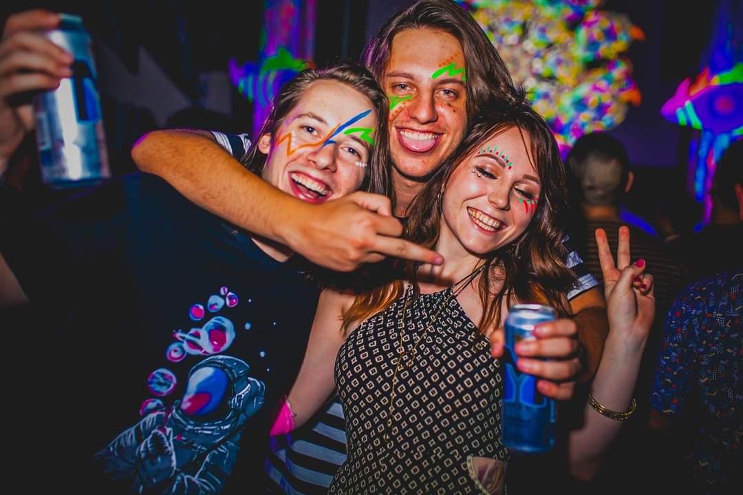 QbicQ's tweet photo. neon face paint 🎨✨
artist @qbicq
photos by @PLactobacillus
#Kraftmetix #PiMcosmetix #QbicQ#LiveAColorfulLife #FaceArt #FestiveMakeover #FacePaint
#SameArtist #PortfolioDay https://t.co/9bQUoe3mcv
