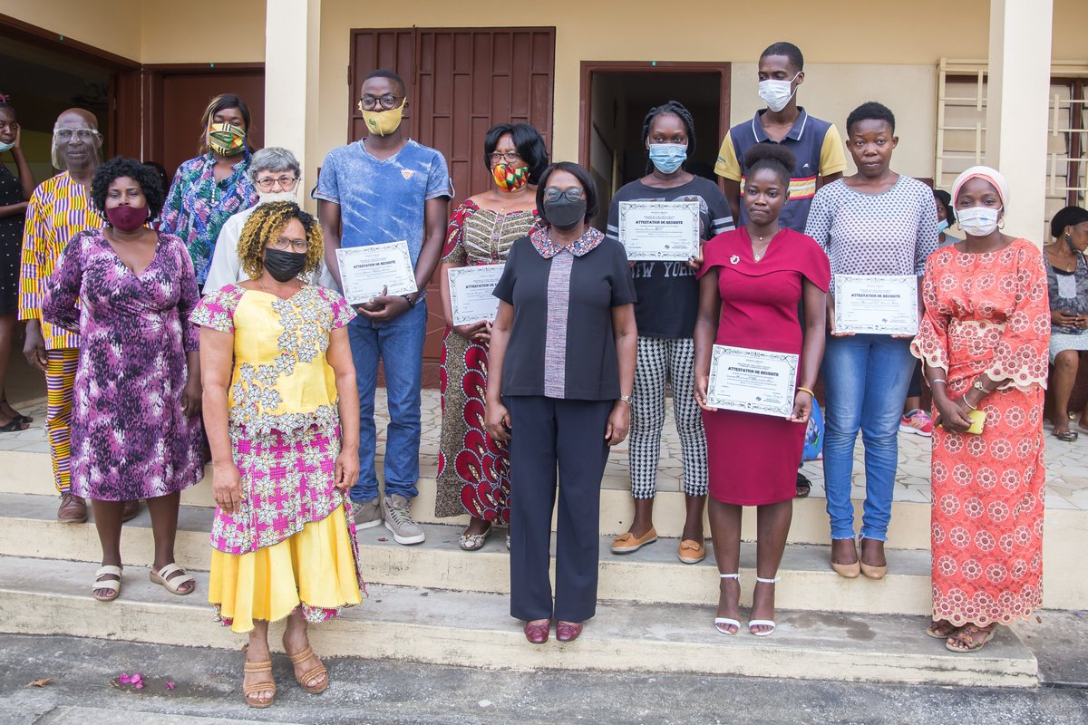 FondationSBO's tweet photo. Rendre les femmes plus autonomes passe par l’éducation et la formation. C’est le pari que les
Sœurs Salésiennes de Don Bosco ont fait lorsqu’elles ont ouvert leur centre d’alphabétisation qui offre des ateliers de formations pratiques. 
#FSBO #Gabon #Autonomisation https://t.co/T7vyW6VFC7