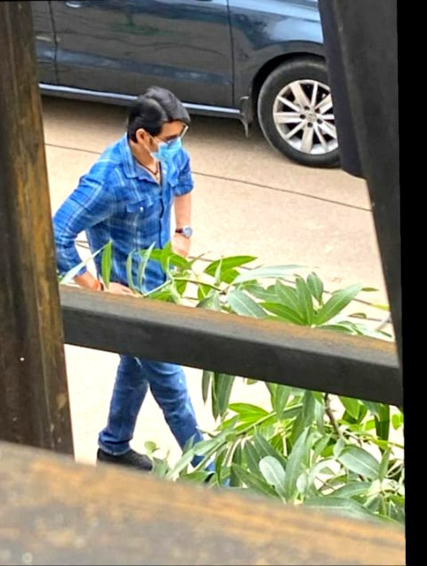 KalaakaarK's tweet photo. Here’s the latest pic of @urstrulyMahesh  from the sets of #SarkaruVaariPaata.

Makers are currently canning the important scenes on #MaheshBabu on bank backdrop.

@MaheshBabu_FC https://t.co/HRYeFKLN90