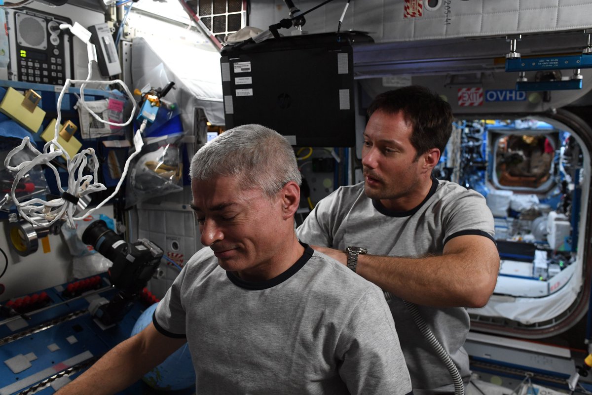 💇‍♂️ Quand on reste dans l’espace 6 mois, on a besoin de certaines commodités : voici notre salon de coiffure spatial. C'est assez simple, on se coupe les cheveux les uns aux autres quand c’est nécessaire. Pour la devanture j’ai pensé à « en apesant’hair », un avis ? #MissionAlpha