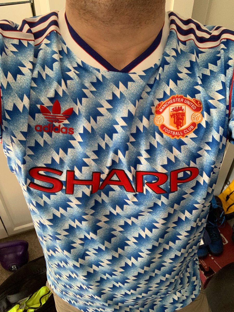 A top 3 Utd shirt, and one of those iconic shirts that goes beyond collectors today: the 1990-92 Away. One of those brash adidas templates from that era. Manchester Utd have had blue away kits since 1906. This is the best. @homeshirts1 #homeshirts